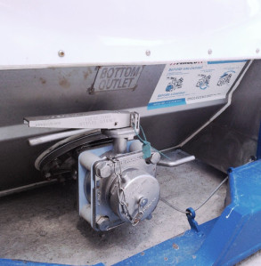 Standard bottom outlet valve